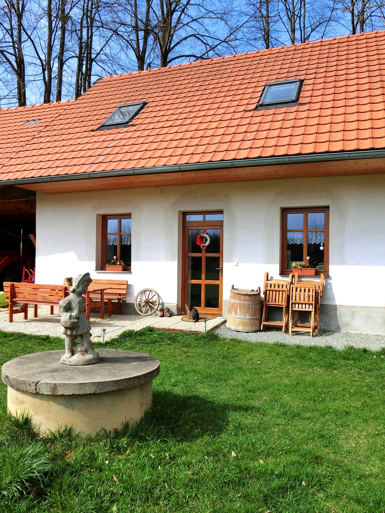 Vchod do apartmánu s venkovním posezením